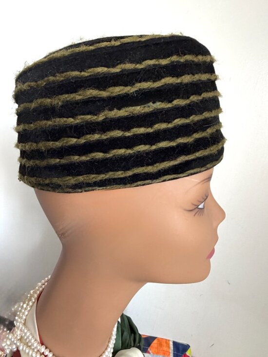 Vintage 40s Midcentury Velour Original Pillbox Toque Flat Crown Striped Hat main image 5